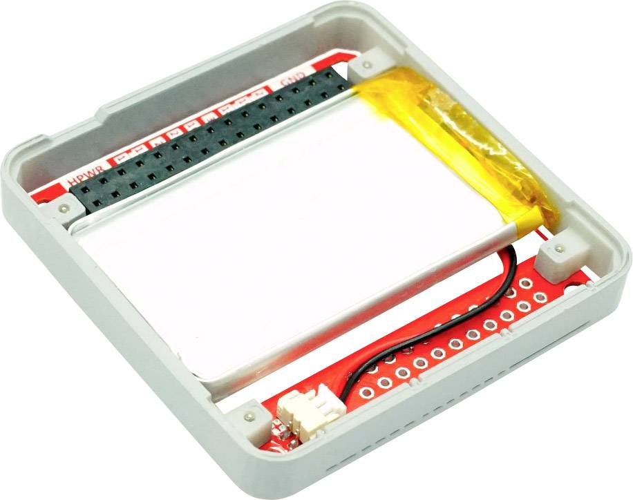 Un boîtier en plastique ouvert contenant une petite batterie installée, connectée à une carte de circuit imprimé rouge avec des bornes noires.