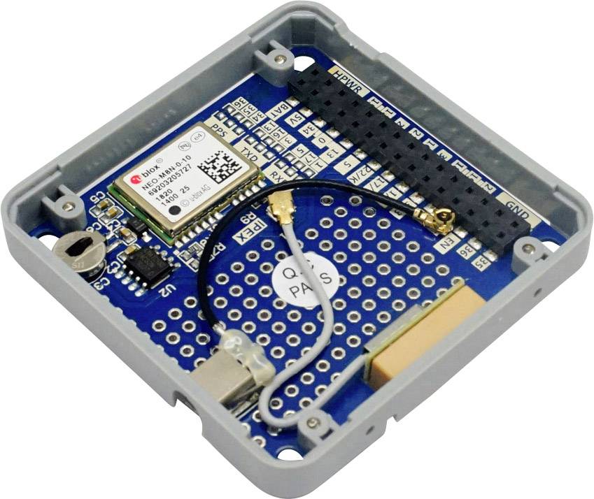 Circuit électronique dans un boîtier gris, comprenant divers composants, câbles et un petit module de transmission de données.