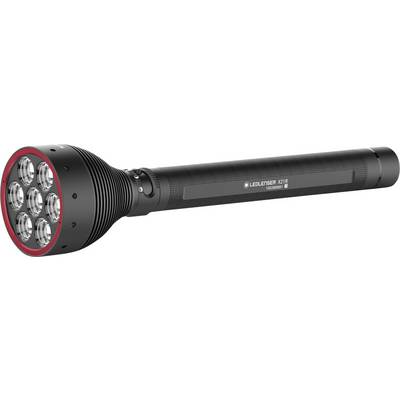 Une lampe de poche noire avec plusieurs lumières LED et un bord rouge à l'avant. Elle possède une longue poignée striée.