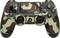 Une manette de jeu avec un motif de camouflage, des joysticks noirs et des symboles familiers sur les touches.