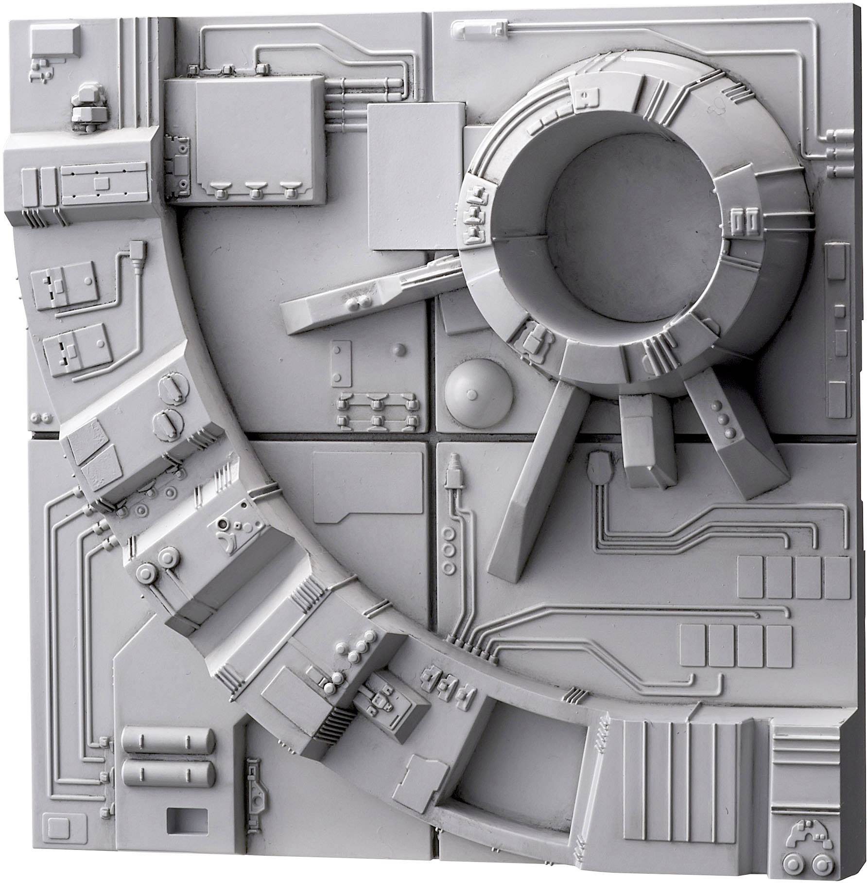 Plaque grise carrée avec des structures rectangulaires et circulaires réparties, ainsi que des motifs de câbles, évoquant un composant mécanique futuriste.