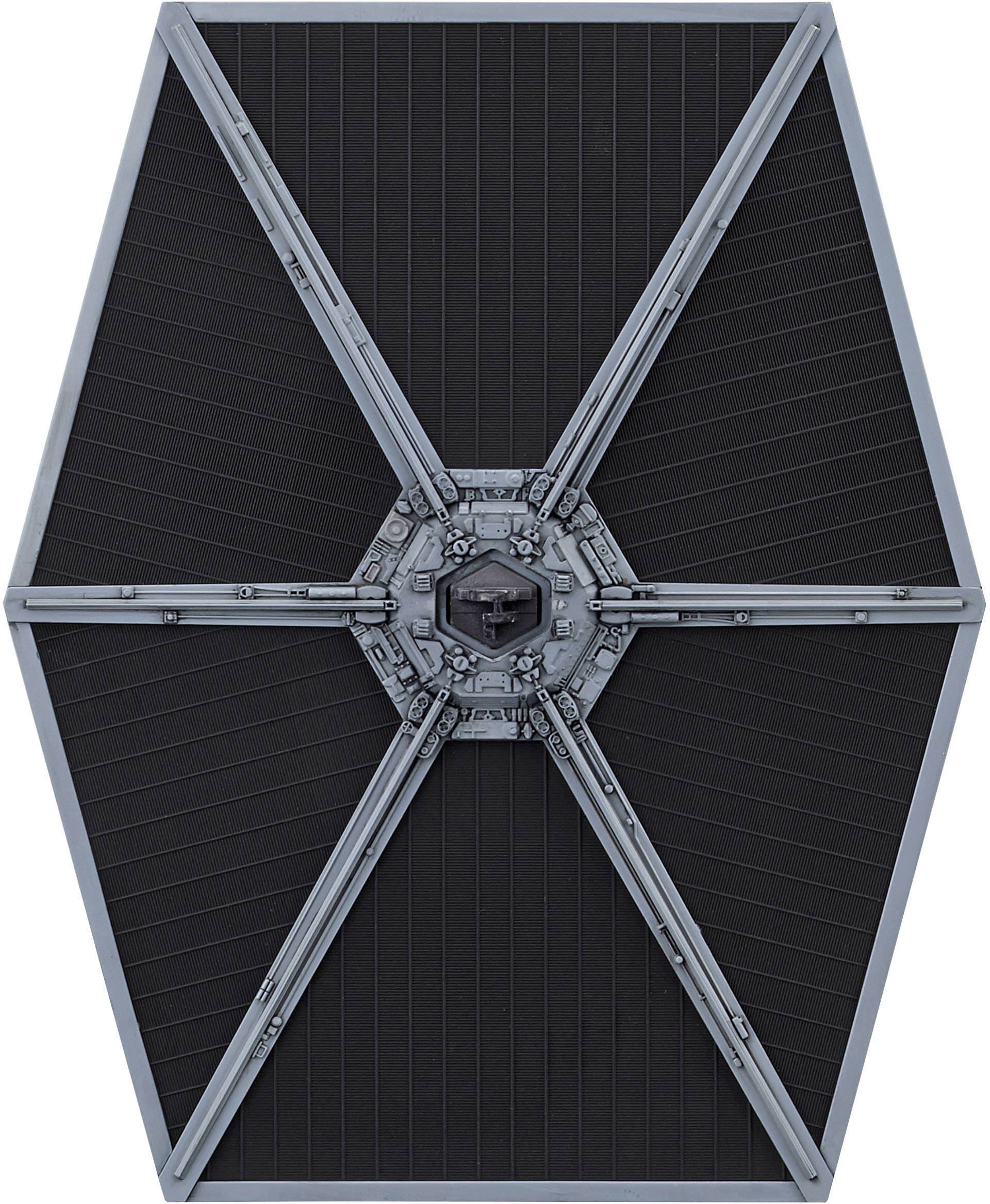 Un hexagone noir avec des arêtes argentées, évoquant un design de vaisseau spatial futuriste.