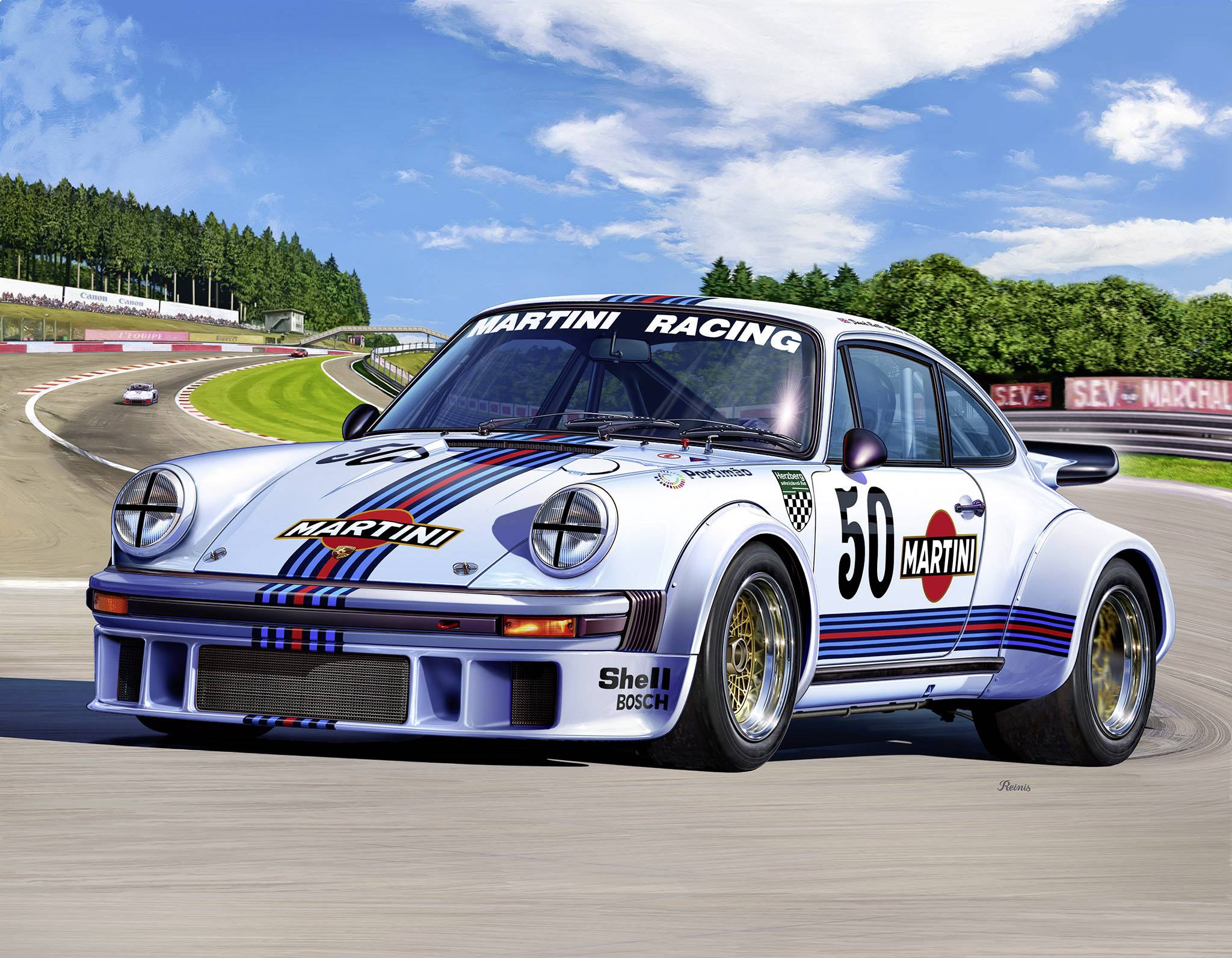 Une voiture de course blanche portant le numéro 50 roule sur un circuit. Elle arbore les logos 'Martini Racing' et est entourée d'arbres verts.