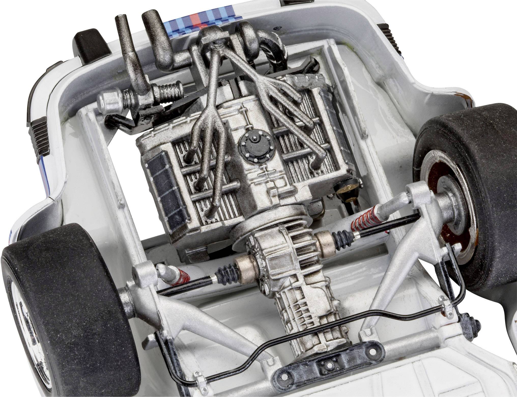 Une maquette de voiture vue de dessous révèle des détails complexes du moteur et de la suspension arrière.