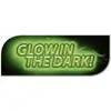 Inscription verte lumineuse 'Glow in the Dark!' sur fond noir.