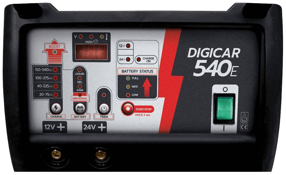 Panneau d'un chargeur de batterie de la marque 'Digicar 540E'. Affiche l'indicateur de charge, les options de boost et les témoins lumineux de batterie.