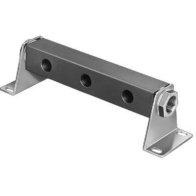 Une poutre rectangulaire en métal avec quatre trous ronds, fixée à deux angles, probablement un élément d'une construction mécanique.