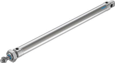 Un cylindre pneumatique argenté, long et élancé, avec des accents bleus aux extrémités. Nom de marque 'Festo' visible.