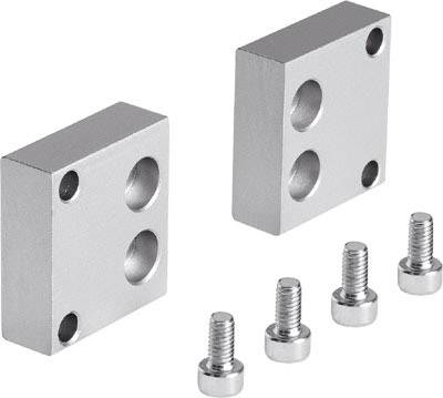 Deux blocs métalliques rectangulaires, chacun percé de deux trous circulaires, accompagnés de quatre vis correspondantes. Adaptés pour des applications techniques.