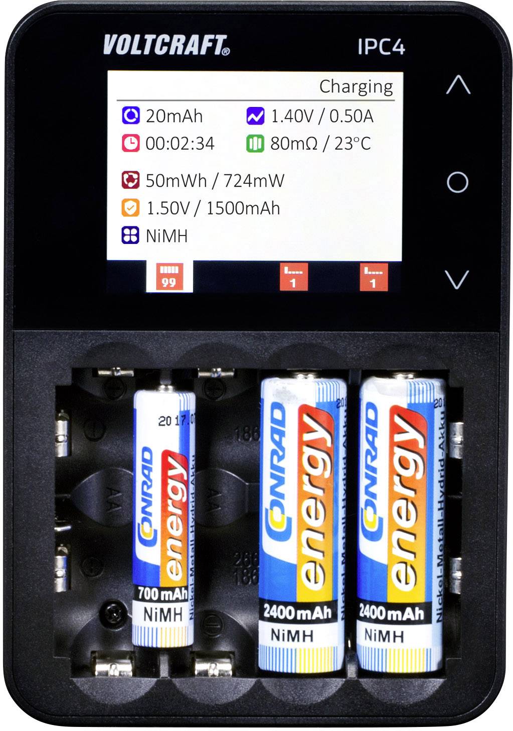 Chargeur avec trois batteries rechargeables insérées, l'écran affiche le statut de charge, la capacité et la température. Nom de marque 'VOLTCraft IPC4'.
