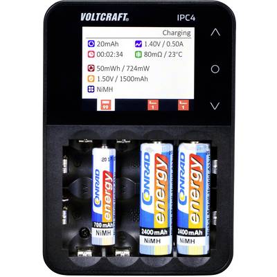 Chargeur avec trois batteries rechargeables insérées, l'écran affiche le statut de charge, la capacité et la température. Nom de marque 'VOLTCraft IPC4'.