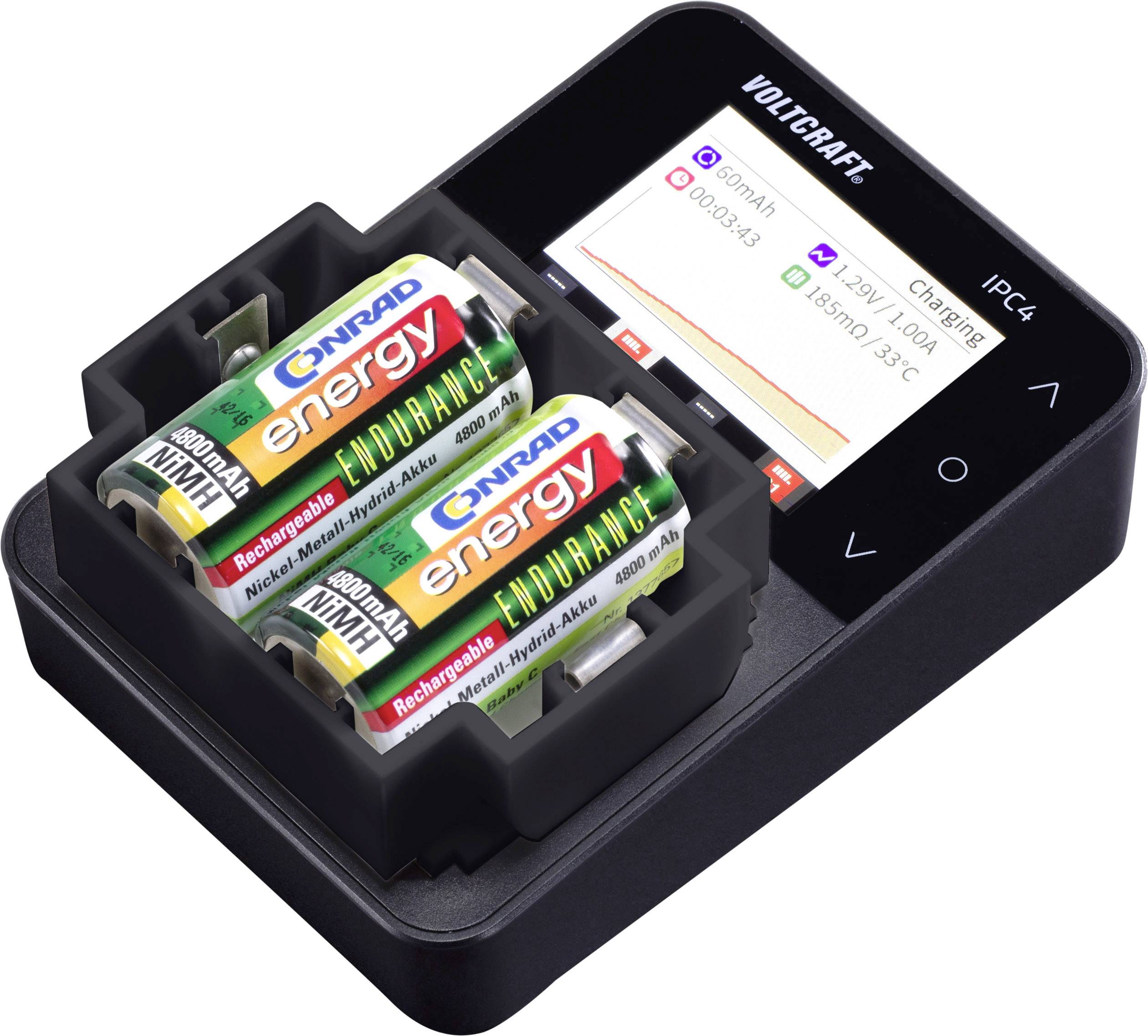 Un chargeur de batterie avec quatre piles AA de la marque Conrad Energy. L'écran affiche des informations de charge comme le niveau de batterie.