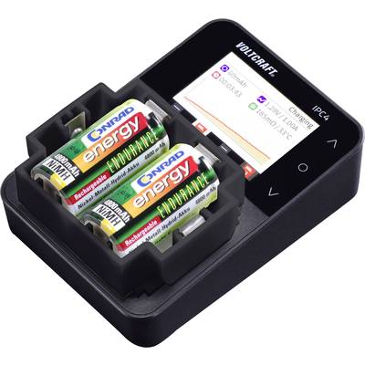 Un chargeur de batterie avec quatre piles AA de la marque Conrad Energy. L'écran affiche des informations de charge comme le niveau de batterie.