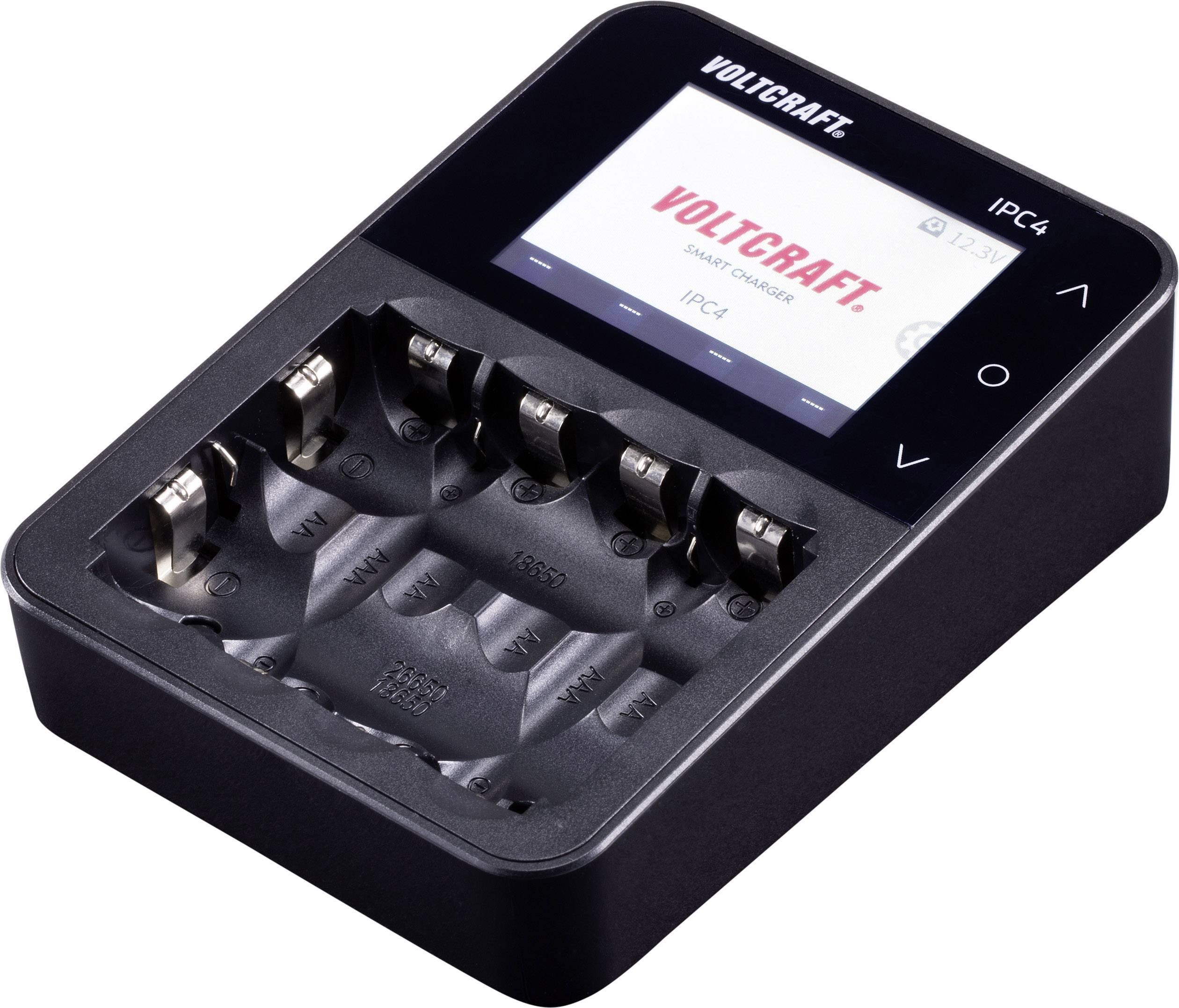Chargeur avec quatre emplacements pour batteries. L'écran affiche 'VOLTCRAFT. SMART CHARGING IPC-4'. Touches latérales pour le contrôle.