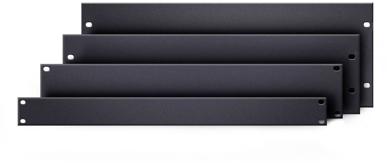 Quatre volets de rack noirs superposés, échelonnés en hauteur croissante. Chacun possède quatre trous de fixation.