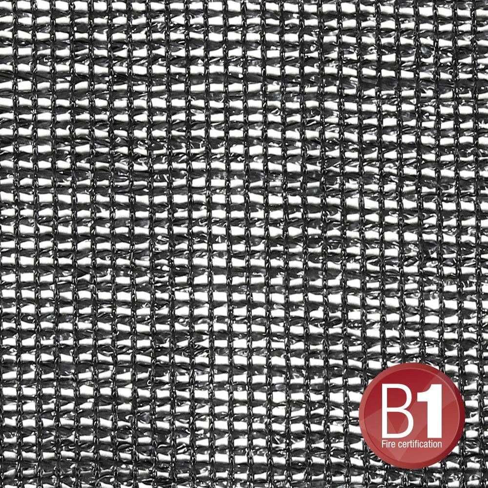 Tissu en maille argenté avec certification au feu B1 marqué dans le coin ; surface réfléchissante, usage industriel.