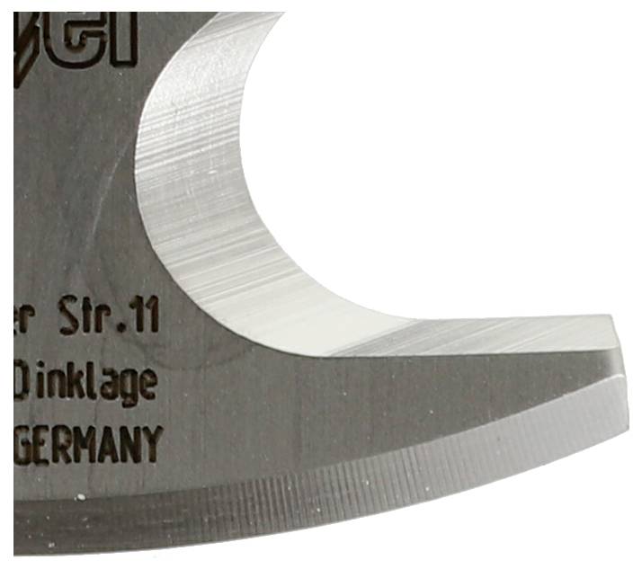 Gros plan d'une lame de coupe en métal avec un bord aiguisé courbé, montrant partiellement du texte estampé incluant « GERMANY » et « Str.11 ».
