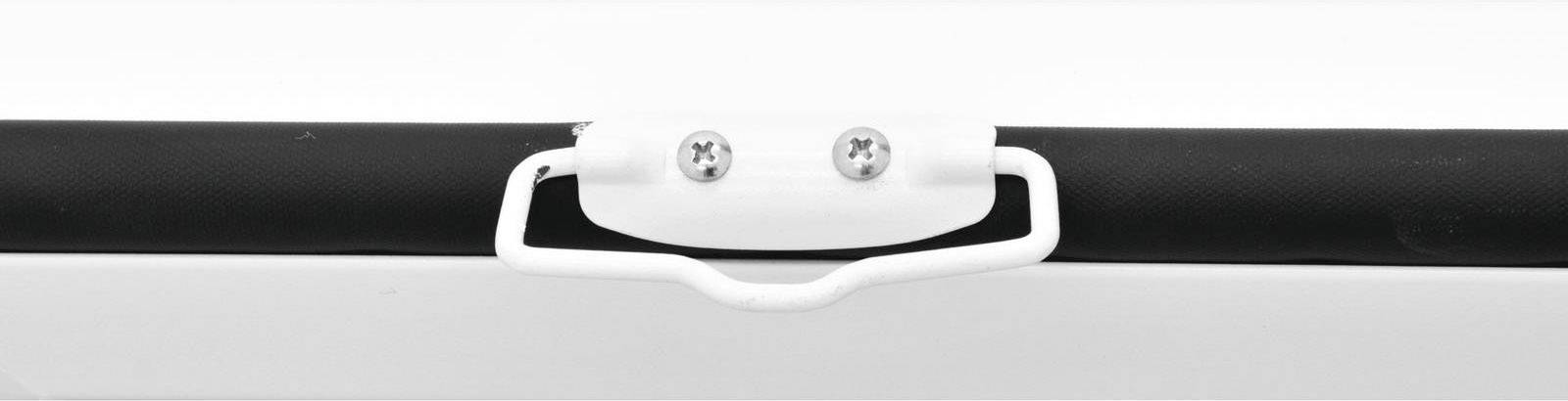 Une poignée blanche avec deux vis sur une surface noire structurée.