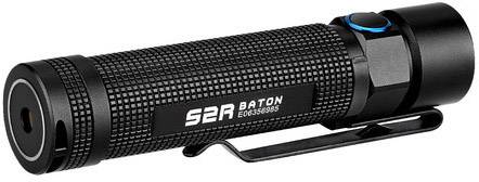 Une lampe de poche noire avec une structure de poignée en grille, un bouton sur le côté et un clip, portant l'inscription 'S2R Baton'.