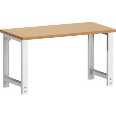 Table en bois avec un plateau rectangulaire et un piètement en métal argenté.
