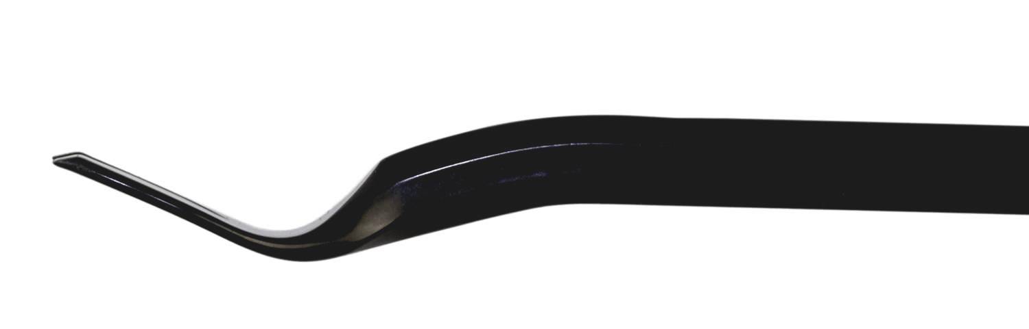 Un outil noir et incurvé avec une pointe plate. Probablement un outil de levier, placé devant un fond blanc.