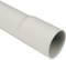 Un tuyau en plastique gris, lisse et creux. Il est souvent utilisé dans les installations sanitaires.