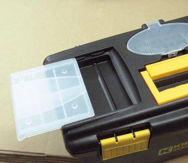 Une boîte à outils noire avec des poignées jaunes et un compartiment de rangement transparent sur le côté, partiellement ouverte.