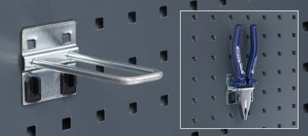 Un crochet en métal sur un panneau perforé, représenté avec une pince l'utilisant. Adapté au rangement des outils.