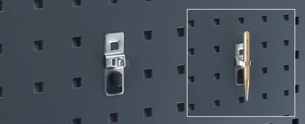 Un crochet métallique est fixé à un mur noir perforé. Dans la fenêtre à droite, on peut voir un crochet similaire qui tient un stylo doré.