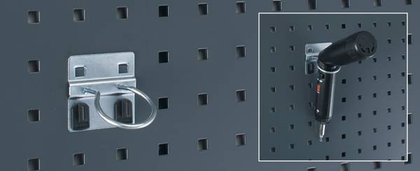 Un crochet métallique sur un mur perforé avec un tournevis fixé dessus. Vue détaillée du crochet et du tournevis à droite.