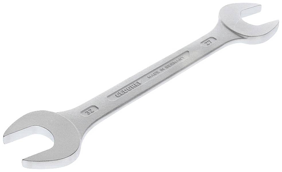 Une clé à molette à double fourche en argent de tailles 22 et 24, fabriquée en Allemagne, sur fond blanc.