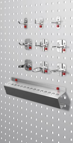 Panneau perforé métallique équipé de plusieurs crochets et supports pour le rangement des outils. Un grand compartiment pour petites pièces est fixé en bas.