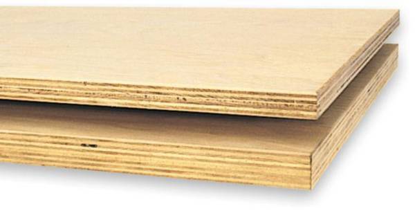 Deux panneaux de contreplaqué empilés les uns sur les autres sur un fond blanc.