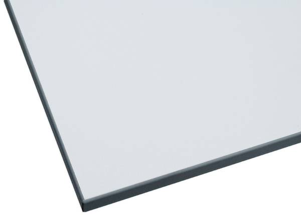 Un morceau rectangulaire de surface blanche et lisse, probablement en plastique, présente des bords de coupe nets et une texture uniforme.