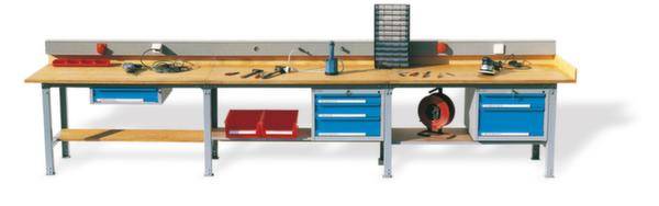 Grand établi avec plateau en bois, tiroirs bleus et étagères, équipé de divers outils et d'un support de bobine de câble.