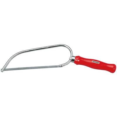 Une scie à métaux avec une poignée rouge et un cadre incurvé argenté, adaptée pour couper du métal.