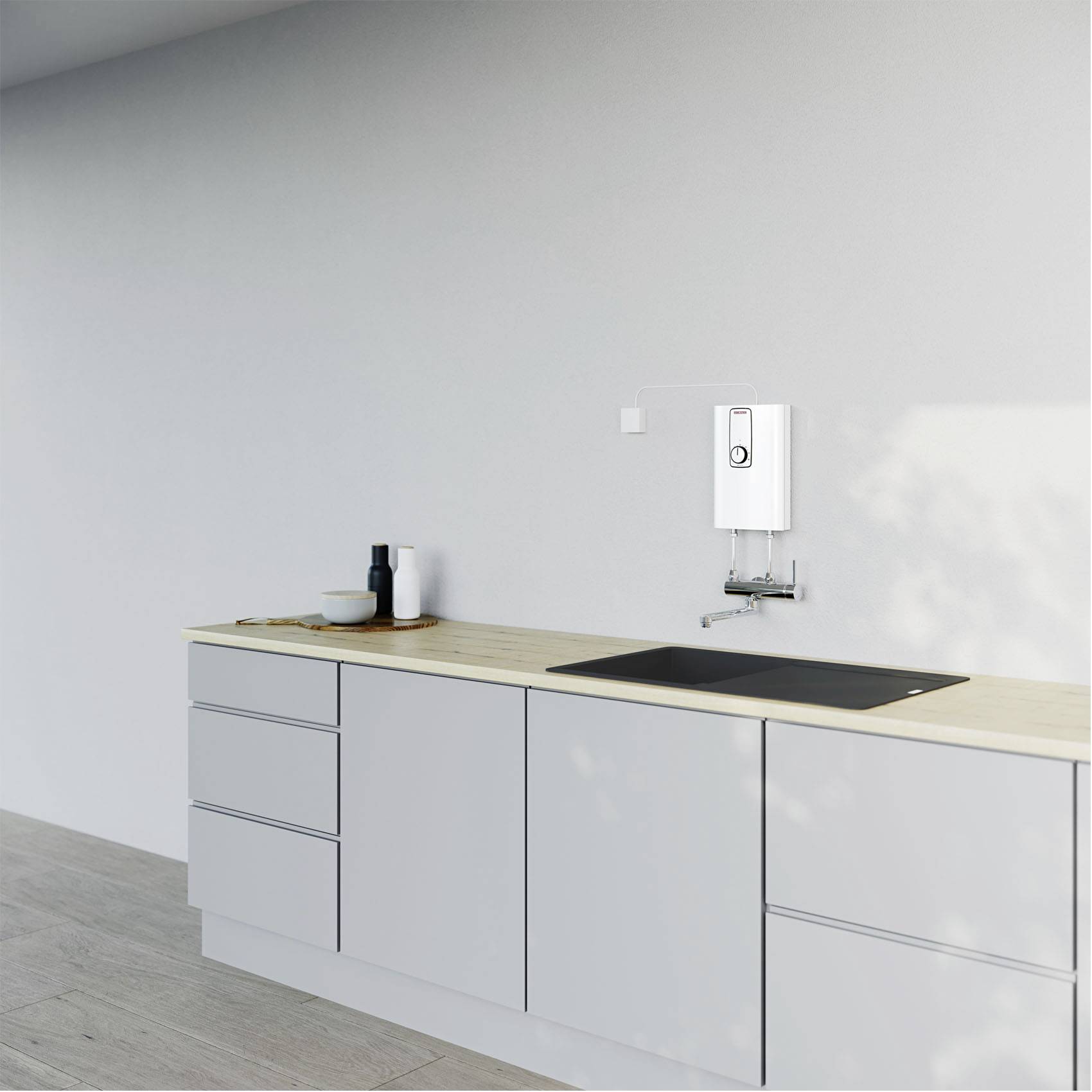 Une cuisine moderne avec un design mural blanc, une table de travail en bois clair et des armoires. Un chauffe-eau est accroché au mur au-dessus d'un évier.