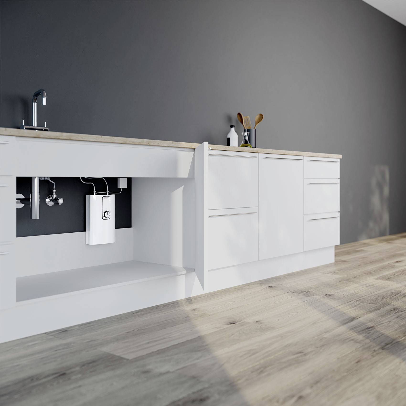 Cuisine blanche avec un plan de travail en bois. Espace ouvert sous l'évier révélant les installations sanitaires. Mur gris en arrière-plan.