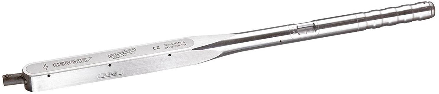 Un instrument chirurgical métallique avec un long manche étroit et une extrémité aplatie, utilisé en médecine.
