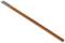 Crayon de charpentier long et orange avec une extrémité biseautée à aiguiser. Inscription 'STAEDTLER' et désignation du type.