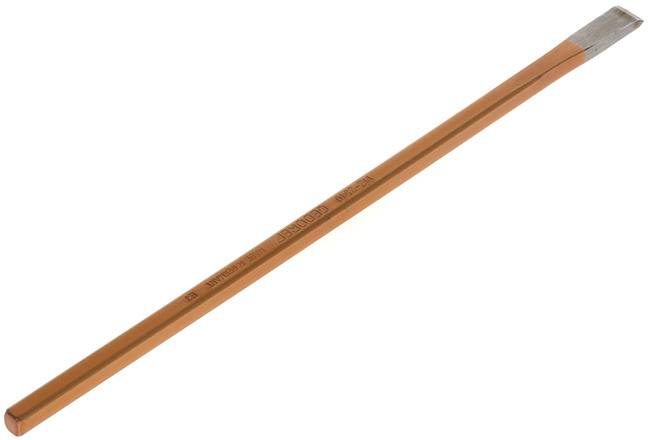 Un crayon de charpentier orange, plat et allongé, est posé en diagonale. Il a une pointe aplatie et des inscriptions le long de son côté.