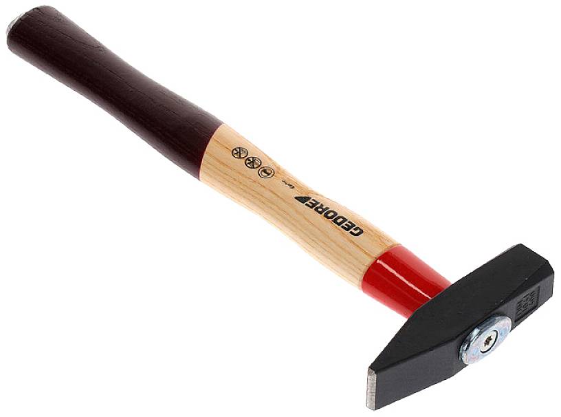 Un marteau noir avec un manche en bois et un anneau de couleur rouge est posé sur un fond blanc.