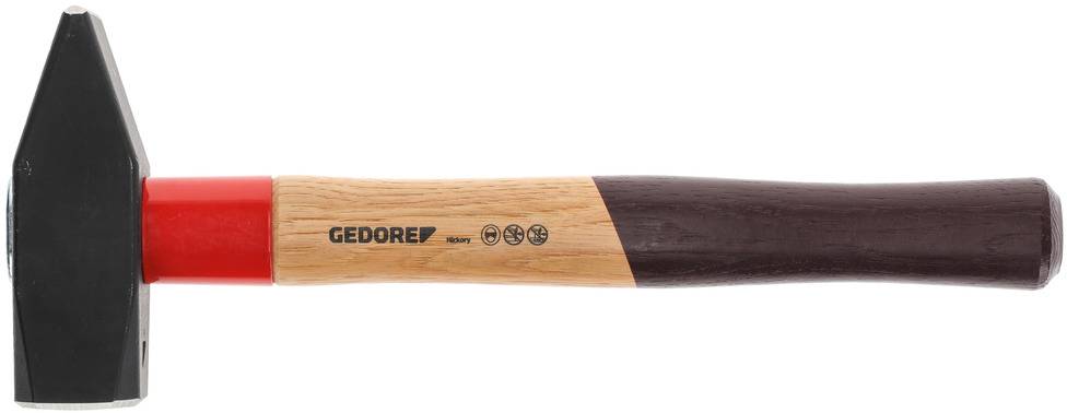 Un marteau avec une tête métallique rouge et un manche en bois sur lequel le nom de marque 'GEDORE' est inscrit en noir. Outil de travail pour marteler.