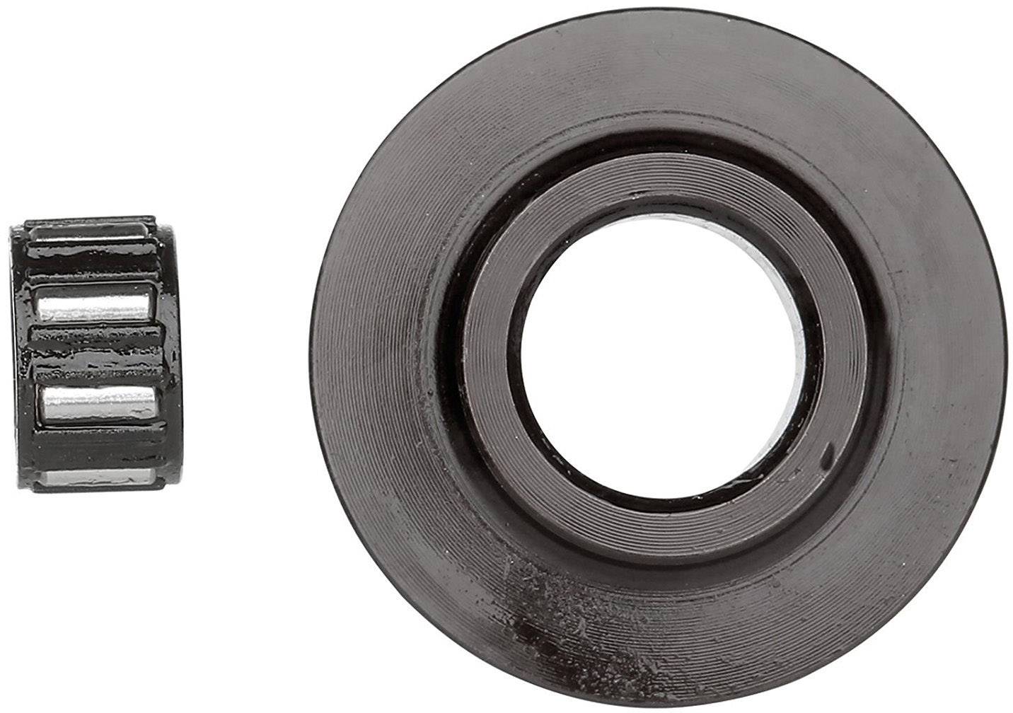 Deux pièces mécaniques : À droite, un grand disque sombre avec un trou en son centre, à gauche, un petit rouleau cylindrique en métal.