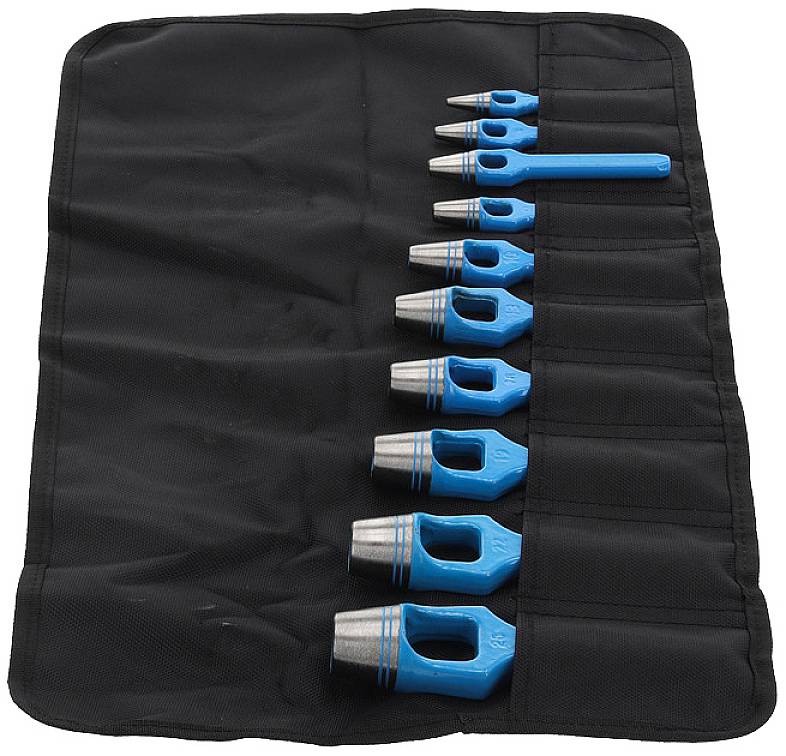 Ensemble de dix poinçons bleus de différentes tailles disposés sur un tapis noir en tissu.
