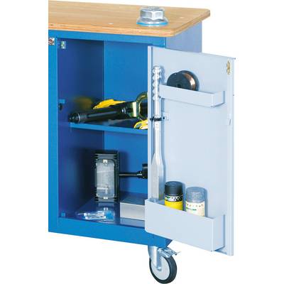 Armoire à porte ouverte montrant des outils stockés : une perceuse, des outils, des bombes aérosols et des pièces de rechange. Idéal pour les besoins d'atelier.