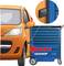 Une voiture orange entre légèrement en collision avec un chariot à outils bleu, un impact marqué sur le véhicule indique le point de choc.