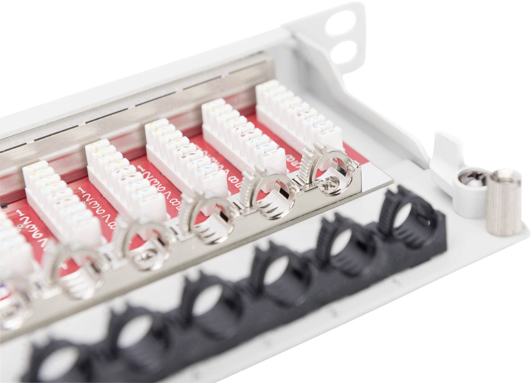 Barrette de raccordement télécom multiports avec plusieurs connexions filaires et emplacements, conçue pour organiser les connexions de câbles réseau.