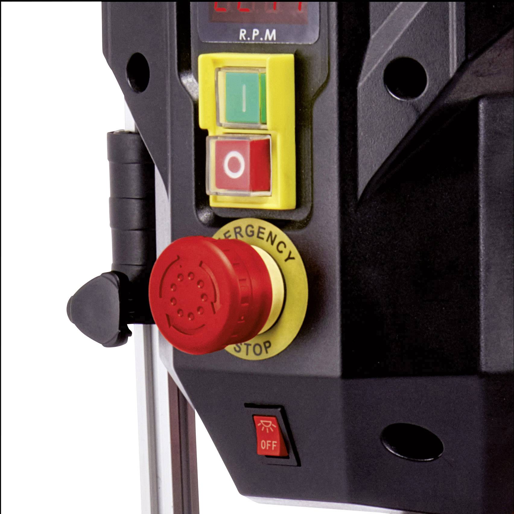 Commande de machine avec bouton vert de mise en marche, bouton-poussoir jaune et bouton d'arrêt d'urgence rouge. Indicateur de tours par minute dans la zone supérieure.