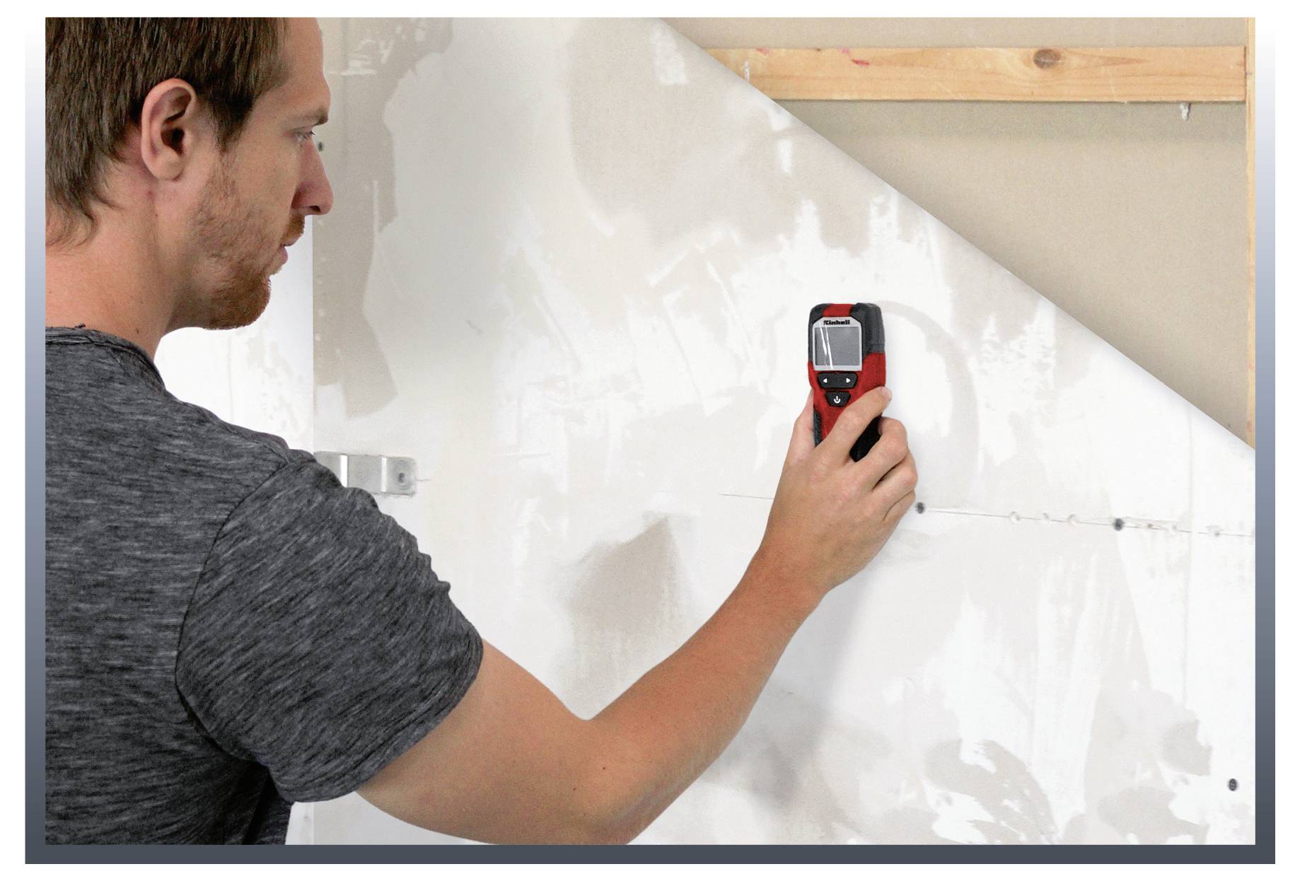Homme utilisant un télémètre laser portatif pour mesurer un mur pendant la rénovation d'une maison.